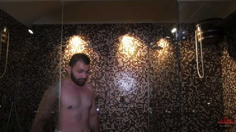 Frankfurt Sex Stories: Bareback threesome at the bathhouse