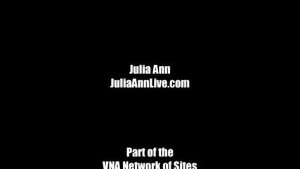 Julia Ann: MILF Julia Ann em treinamento para plug anal! JuliaAnnLive