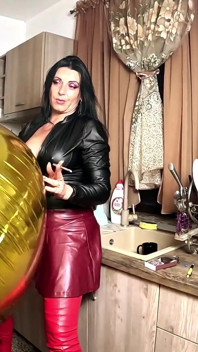 Parlak şişme balon fetişi. Deri sigara içme, tükürme ve çifte döl yalama