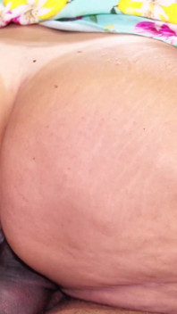 BBW GILFがバスドライブ中にBBCの尻をボロボロにされる