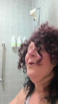 Ten Mutherfucker ji vyhnal dolů na záchod N, vyhonil jí do obličeje