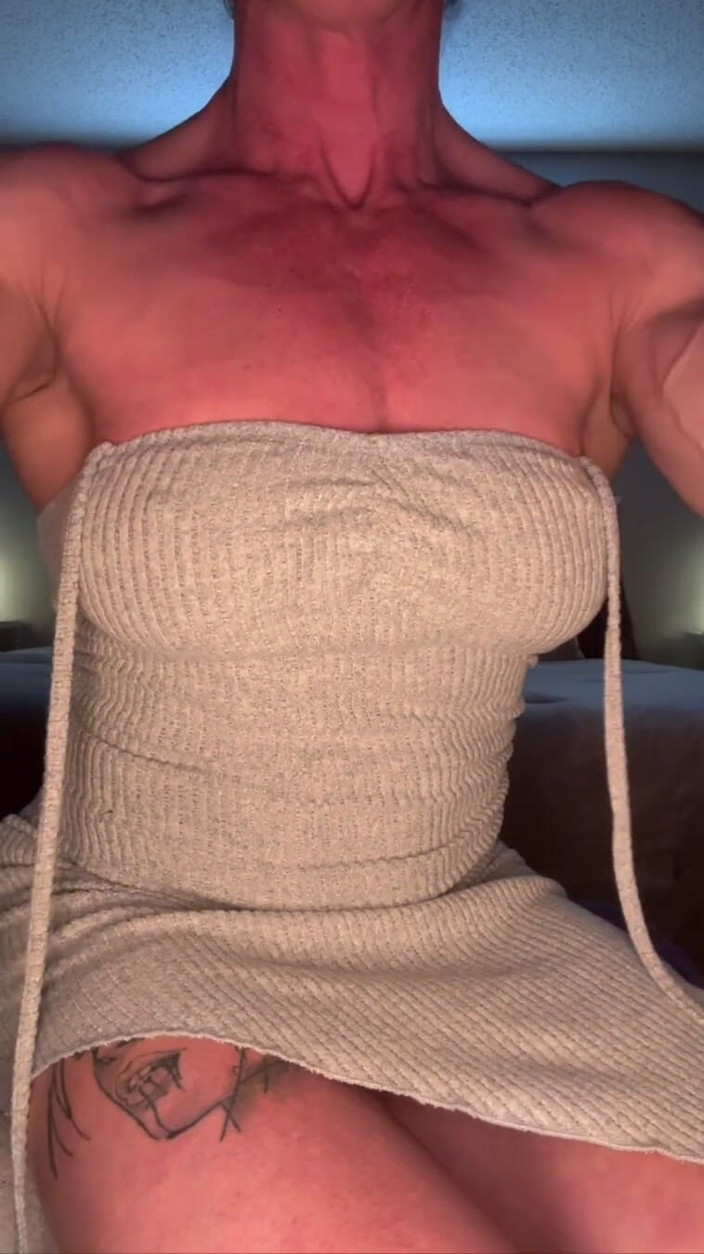 Simone Steele: Mamma muscolare flessibile