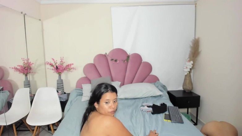 Leona AndJazzlin: İki kız hayranları için canlı şov yapıyor ve kamerada mastürbasyon yapıyor