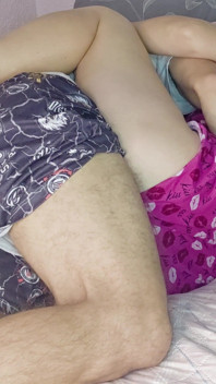 La Sorellastra Mi Fa Avere Un'erezione Abbracciandomi Quando Condividiamo Il Letto