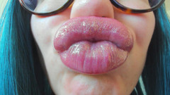 Rarible Diamond: Sudut pandangan dekat bibir berkilau pouting