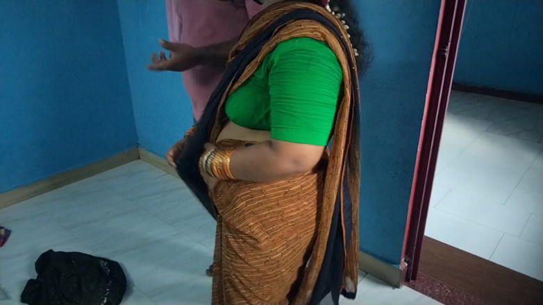 Tamil lesbian: Ev sahibiyle elektrikçi seks ateşli seksi konuşuyor