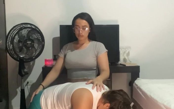 Zoe &amp; Melissa: Lesbisk yogainstruktör vill knulla sin student
