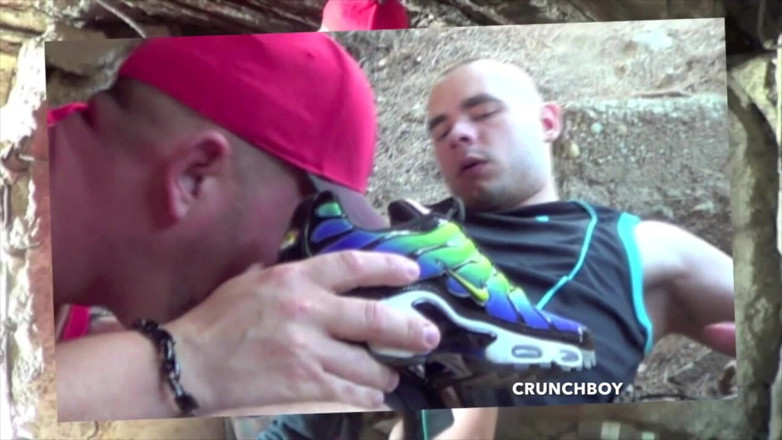 Sneaker gay: โชว์ควยครอบงำด้วยรองเท้าผ้าใบที่หาดโชว์