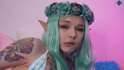 Karneli Bandi: Elf zkouší poprvé cítit a protahuje těsný zadek. Karneli Bandi