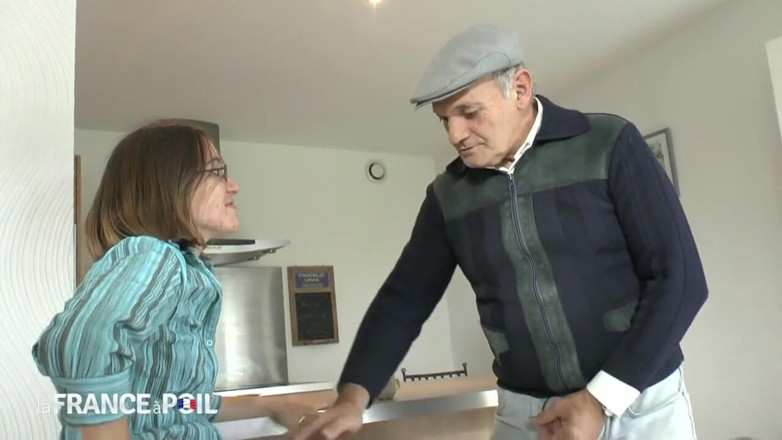 La France a Poil: Студент трахає свого розбещеного старого збоченця сусіда