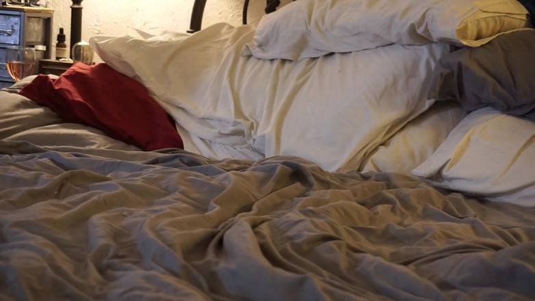 Kat Cumsalot Productions: Kayla eyacula dos veces en la cama de mi esposa!