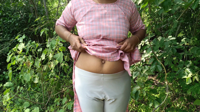 Apple baby: Üniformalı üniversiteli kız açık havada