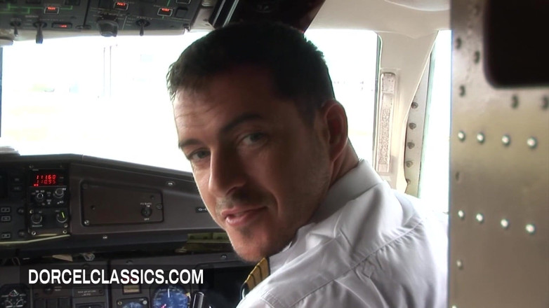 Dorcel classics: Il capitano sodomizza l'assistente di volo sexy