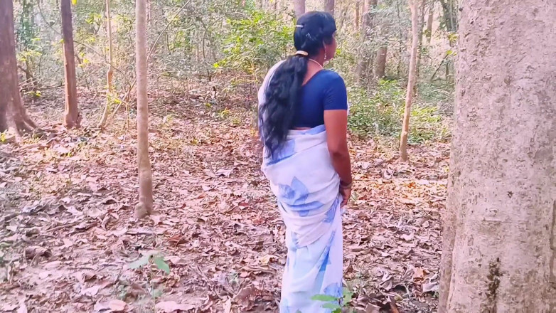 Telugu honey lips: Трах дези на улице в джунглях. Мачеха и пасынок хардкорно трахаются в лесу. Телугу грязные разговоры.