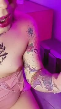 Trans dziewczyna Emma Ink ssie kutasa nieznajomego w swoim pokoju