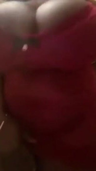 Negra grandota en striptease al aire libre