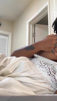 Solo, une bombasse noire à forte poitrine joue sensuellement avec ses gros nichons