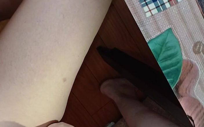 Lesbian-illusion: Aku dan teman sekelasku masturbasi berisiko di bawah meja di...