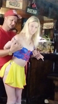Bătrân plictisitor și blondă excitată
