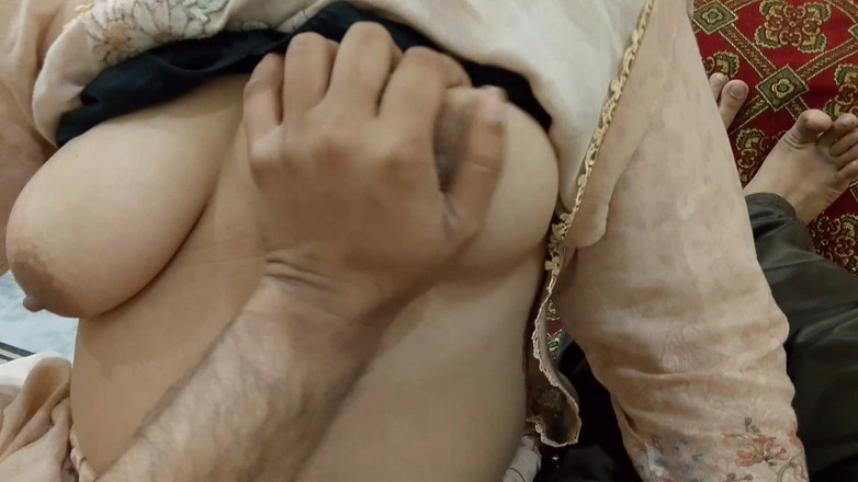 QueenbeautyQB: 印度阿姨抓住了她的继兄弟 - 印地语音频