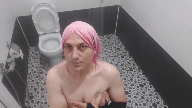 Kitty_Cross: Banci yang luar biasa menari dengan sensual di bawah neon...