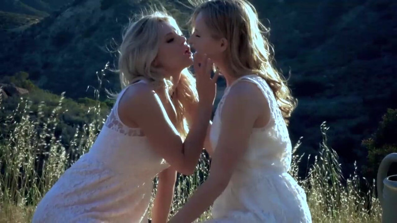 Lesbian Illusion: Blonde lesben draußen muschi lecken, sex