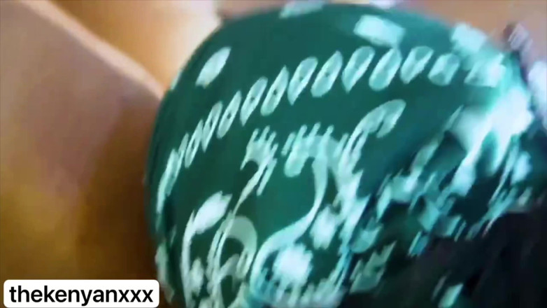 THEKENYANXXX: Ella quería una buena polla después de una ruptura con...