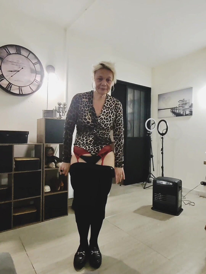 Sofy13: Drobná Promiskuitní MILF Připravená Přijmout Dobrý Penis V Psím Stylu