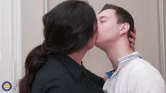 Peituda madura fode com um cara doce