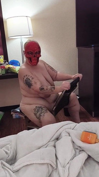 Provocando e agradando quem está debaixo da máscara dela? É Davisdesires tão flácida e gorda