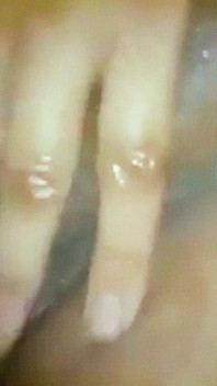 Sto stando nella luce bagnata a mezzanotte, mi sditalino nella figa e sborro un sacco