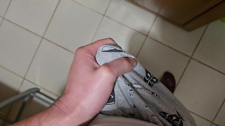 Fap_man93: Aku lagi asik masturbasi kontolku sambil nungguin bikin kopi pagi-pagi!