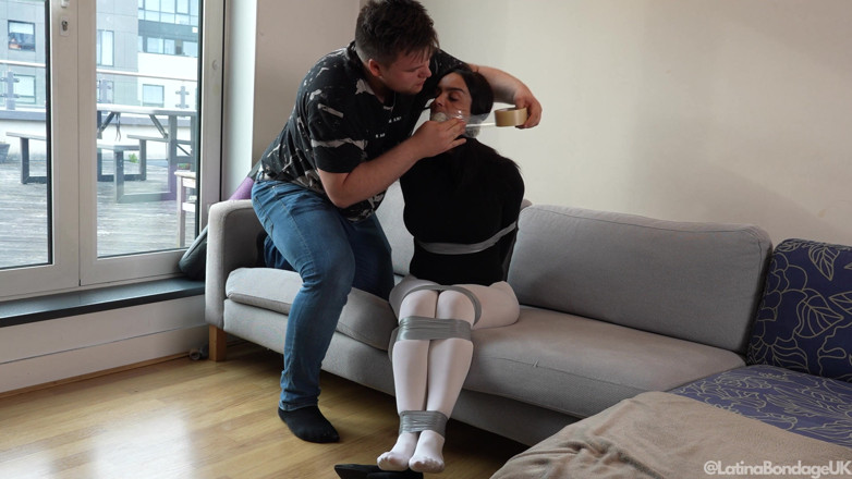 Latina Fetish: La punizione di latina viene ripresa forte, imbavagliata con i...