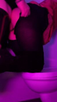 Sexy donna d'affari con il capo in bagno dell'ufficio per strappare il sesso con le calze di nylon
