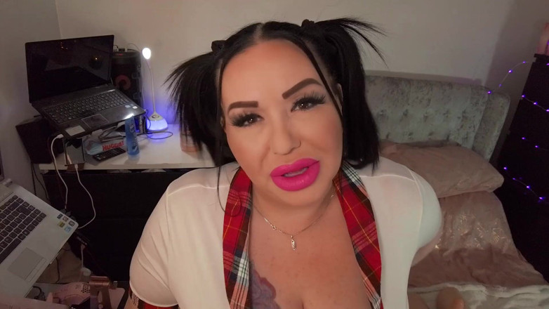 Mia MILF: Милфа-толстушка с большими сиськами в студенческом наряде показывает нам свои навыки