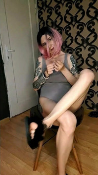 Wanita Angela Menyembah Kaki Footjob