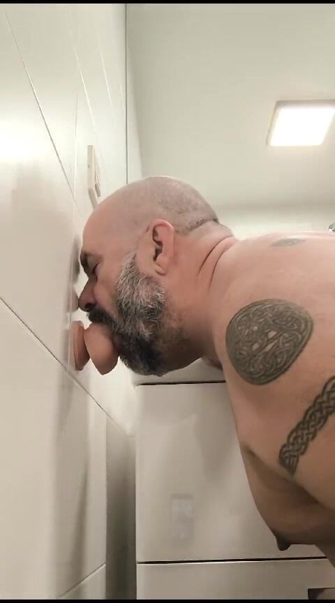 Asuspies6: 壁の上のディルド