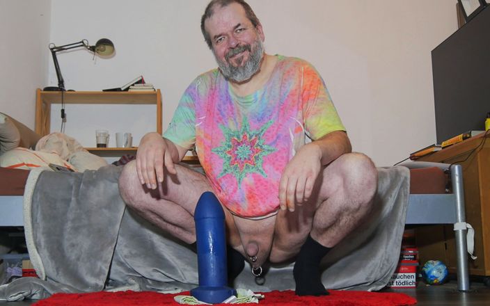 Qualzucht: Breve allenamento anale con il dildo gigante blu