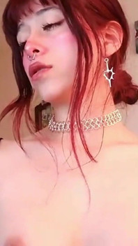 빨간 머리 라티나 카메라 앞에서 자위하다가 팬티를 적시다