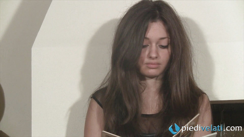 Foot Fetish HD: Wspaniała Emma siedzi przy ogniu i pokazuje stopy