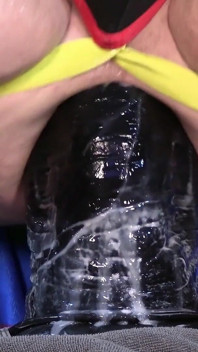 5 minuti di un giro su questo enorme dildo con lubrificante bianco che mostra quanto è profondo
