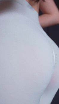 Idealne ciało nastolatka obcisłe legginsy przymierzają haul