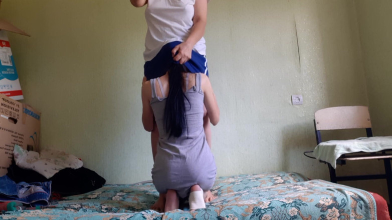 Lesbian-candys: 当我们独自在家时，我勾引了我男朋友的继母