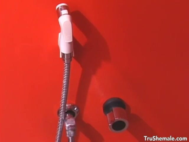 Tru Shemale: Sevimli t-kız Luana Varrela banyosunda bir dildo buluyor