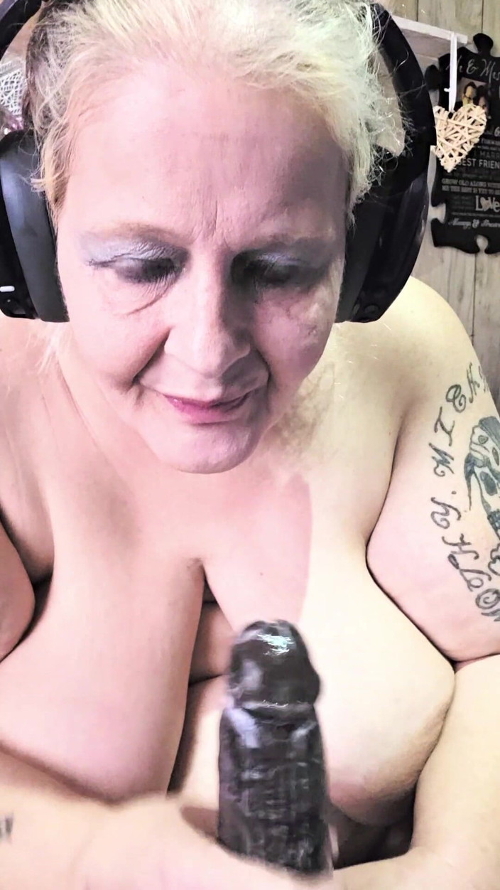 HerculesnVENUS: Cewek sange ini lagi asik nyepong kontol sampai dicrot sperma...