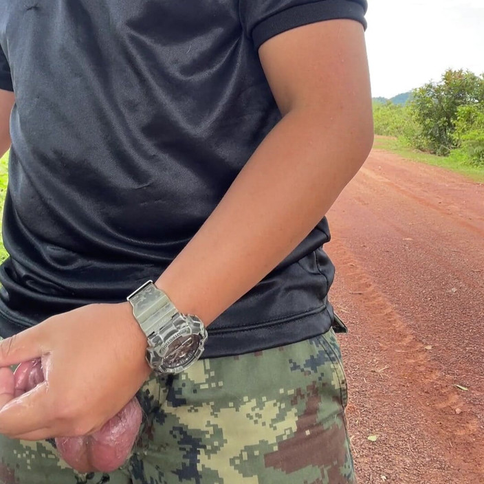 Hiroshi_cr: Hot Hunk menunjukkan zakarnya dalam seluar tentera