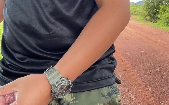 Hiroshi_cr: Pedaço quente mostra seu pau em calças militares