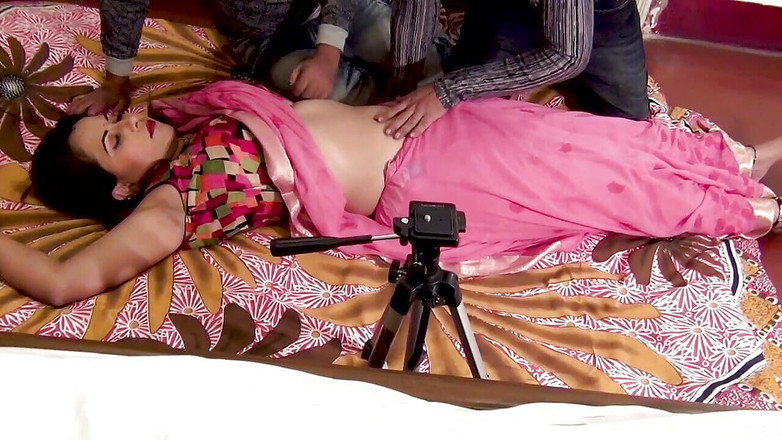 Puja Sarkar: 一个美丽的德西家庭主妇被两个男人干，口交，羞辱