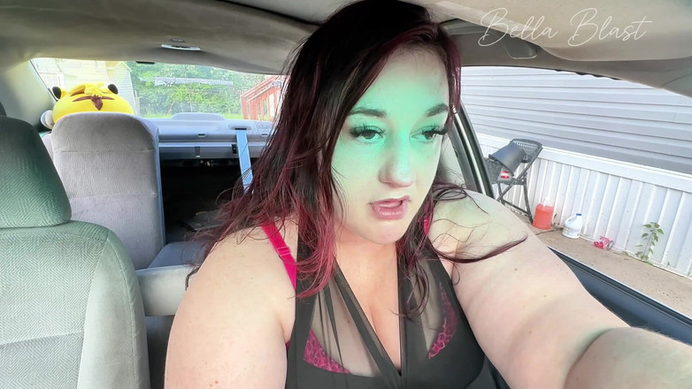 BellaBlast: Une BBW poilue se débat : voiture ne démarre pas, taquinage...