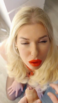 Blowjob und Hairjon neben dem spiegel